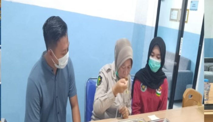 Personel Siddokkes Polres Banyuasin Pastikan Keamanan Pangan untuk 3.063 Siswa dan Anak Didik