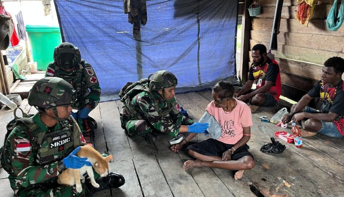 Kesehatan Keliling Satgas Yonif 521/DY Berikan Pelayanan Kepada Masyarakat Distrik Airu