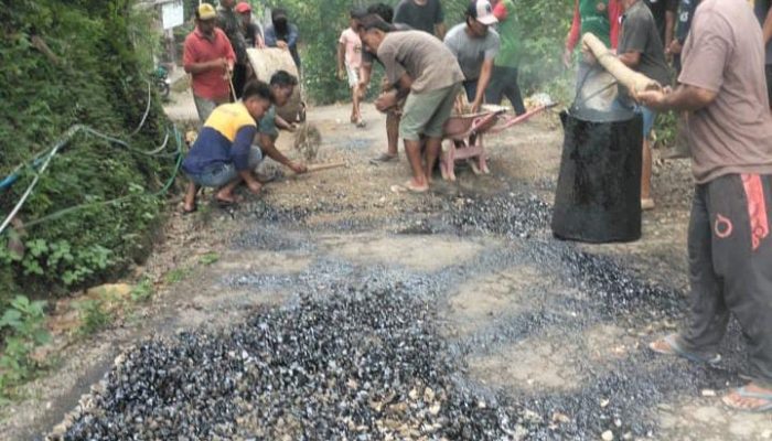 Warga Dusun Pager Desa Wonodadi Kulon Ngadirojo Pacitan Inisiasi Perbaiki Jalan Rusak, Bentuk Aksi Protes Terhadap Lambannya Peran Pemerintah