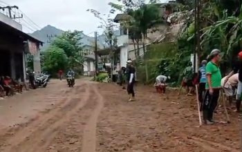 Tiga Kali Ditangani Namun Jalan Kembali Rusak Parah, Swadaya Warga Mbarak Cokrokembang Ngadirojo Bongkar Lemahnya Proyek Jalan PUPR Pacitan