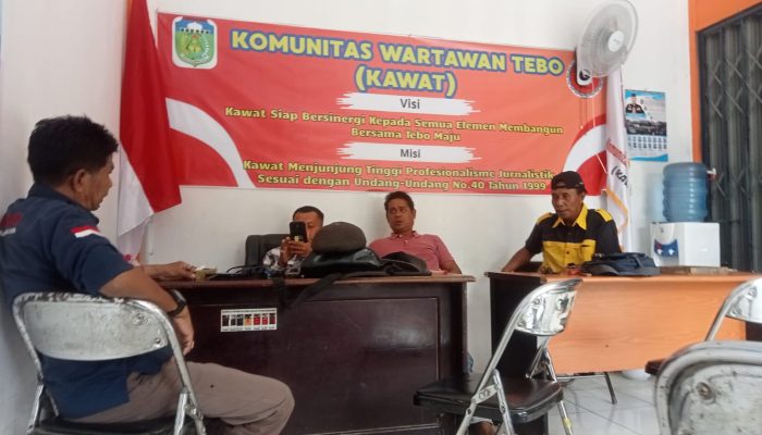 Cakades Pagar Puding Lamo Edy Enjoe Silaturahmi ke Kantor KAWAT, Mohon Doa Restu Maju Pilkades 2026-2034