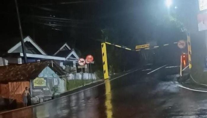 Truk ODOL Hantam Portal di Jalur Pacitan–Sedeng, Dentuman Keras Bikin Warga Kaget