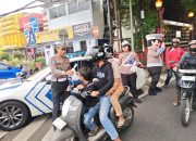 Satlantas Polres Kuningan Bagikan Takjil di Jalan Siliwangi