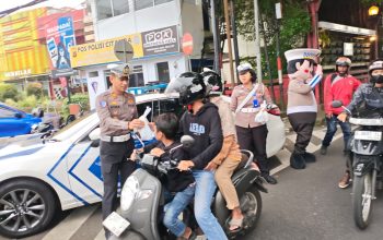 Satlantas Polres Kuningan Bagikan Takjil di Jalan Siliwangi