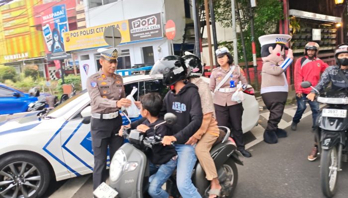 Satlantas Polres Kuningan Bagikan Takjil di Jalan Siliwangi