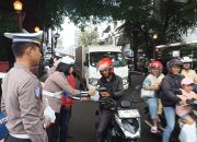 satlantas polres kuningan bagikan takjil di jalan siliwangi 4 IMG 20260225 WA0028