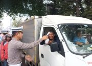 satlantas polres kuningan bagikan takjil di jalan siliwangi 3 IMG 20260225 WA0029