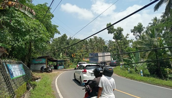 Kabel Semrawut di Ngadirejan Pringkuku Pacitan Dibiarkan Bertahun-Tahun, Siapa yang Bertanggung Jawab?