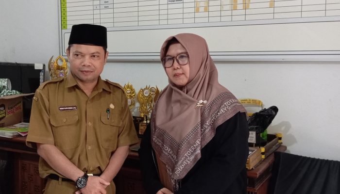 Pembelajaran Ramadhan di SDN 2 Bunder Purwakarta Menggabungkan Ilmu, Akak dan Cinta LingkunganPembelajaran Ramadhan di SDN 2 Bunder Purwakarta: Menggabungkan Ilmu, Akhlak, dan Cinta Lingkungan PURWAKARTA, Fakta News 24, 23 FEBRUARI 2026 – SDN 2 Bunder yang terletak di Kecamatan Jatiluhur, Kabupaten Purwakarta, resmi memulai rangkaian pembelajaran khusus dalam bulan suci Ramadhan pada hari Senin kemarin. Program ini dirancang secara komprehensif untuk tidak hanya meningkatkan kompetensi akademik siswa, tetapi juga menguatkan berbagai aspek pendidikan karakter seperti ketakwaan kepada Tuhan Yang Maha Esa, akhlak yang baik, jiwa kepemimpinan, serta kesadaran akan pentingnya kepedulian sosial dan lingkungan. Kegiatan ini sejalan dengan pedoman dari Kementerian Pendidikan Dasar dan Menengah (Kemendikdasmen) untuk menyelenggarakan proses belajar mengajar yang nyaman dan produktif bagi peserta didik yang sedang menjalankan ibadah puasa. Kepala Sekolah Hj. Eli Herlina, S.Pd., M.Pd., menjelaskan bahwa bulan Ramadhan menjadi kesempatan emas untuk membentuk pribadi siswa yang tidak hanya cerdas, tetapi juga memiliki nilai-nilai yang luhur. “Kami mengemas pembelajaran dengan tema Ramadhan yang mengkombinasikan ajaran agama, pembentukan karakter, dan pemahaman tentang pentingnya menjaga alam. Tujuan kami adalah menghasilkan generasi yang kuat dalam iman, memiliki akhlak yang mulia, mampu memimpin, dan peduli terhadap sesama serta lingkungan sekitar,” ungkapnya. Sesuai dengan arahan dari Dinas Pendidikan Kabupaten Purwakarta, jam belajar di sekolah telah disesuaikan. Sebelumnya, kelas rendah belajar selama 5 jam dan kelas tinggi 7 jam, namun kini seluruh jenjang belajar hanya selama 4 jam dengan jadwal pulang lebih awal. Materi pembelajaran tetap mengacu pada kurikulum yang berlaku, dengan penambahan konten keagamaan pada setiap awal kegiatan belajar. Selain kegiatan belajar reguler, sekolah akan menggelar program khusus “Masantren di Sekolah” mulai tanggal 13 hingga 27 Maret 2026. Kegiatan ini tidak hanya dipimpin oleh guru Pendidikan Agama Islam, melainkan melibatkan seluruh tenaga pendidik untuk memberikan pembelajaran tentang akidah, akhlak, Al-Quran Hadis, Sejarah Islam, serta keterampilan baca tulis Al-Quran. Selain itu, akan diterapkan konsep “pesantren ekologi” melalui Program Tatanén di Balé Atikan (TDBA), yang merupakan kegiatan bercocok tanam berbasis lingkungan untuk menanamkan kesadaran ekologis pada siswa. Program ini selaras dengan penghargaan yang telah diraih sekolah sebagai lembaga “bersih dan hijau” yang telah mendapatkan verval dari Dinas Pendidikan Kabupaten Purwakarta. “Menjaga lingkungan adalah bagian dari ibadah dan akhlak mulia. Melalui aktivitas seperti menjaga kebersihan kelas, menghemat penggunaan air, merawat tanaman di sekolah, serta memahami hubungan antara ibadah dengan pelestarian alam, kami ingin siswa menyadari bahwa menjaga lingkungan adalah tanggung jawab bersama,” tambah Hj. Eli Herlina. Untuk memotivasi siswa, sekolah juga mengangkat prestasi yang pernah diraih oleh beberapa siswanya. Menurut Wawan Taupik Ridwan, S.Pd.I, Guru PAI, antara lain Muhammad Syahrul yang meraih juara lomba Hibdil Quran tingkat kecamatan tahun lalu, Muhammad Gilang kelas 5 yang berhasil meraih juara satu Taekwondo tingkat Jawa Barat dan berbagai prestasi dalam cabang olahraga renang. Selain itu, Keisha Diza Anabel pernah meraih juara satu nasional karate tahun 2022 dan juara tiga tahun 2023, serta aktif menjadi perwakilan sekolah dalam pertunjukan tari Jaipong. Meskipun telah menunjukkan prestasi yang membanggakan, sekolah menghadapi tantangan terkait keterbatasan jumlah guru dan ruang belajar. Kondisi geografis sekolah yang berada di daerah padat dengan banyak penduduk baru membuat sekolah harus menerima semua anak yang memasuki usia wajib sekolah. Akibatnya, beberapa ruangan belum dapat digunakan karena pertimbangan keamanan, sehingga pembelajaran dilakukan secara bergantian pada sesi pagi dan siang hari. “Kendala terkait guru dan ruang belajar memang menjadi tantangan bagi kami, namun kami tidak akan menyerah untuk memberikan pendidikan yang berkualitas dan layak bagi setiap anak. Kami berharap dapat mendapatkan dukungan dari berbagai pihak agar masalah ini dapat segera teratasi,” pungkas Hj. Eli Herlina. Alex skj