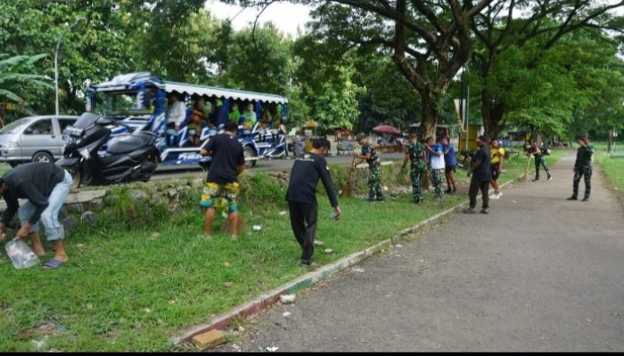 Gotong Royong Yonif 407/PK dan Warga Harjosari Lor, Lapangan Manunggal Kembali Rapi