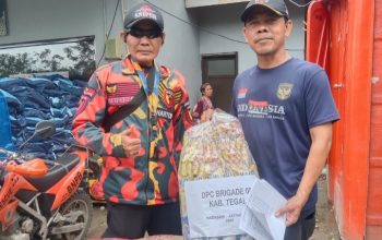 BRIGADE 08 Tegal Salurkan Bantuan Logistik untuk Korban Bencana Tanah Bergerak di Desa Padasari 