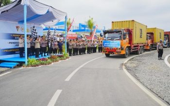 kapolri jenderal listyo sigit prabowo bersama ketua komisi iv dpr ri siti hediati hariyadi melepas bantuan kemanusiaan polri s 1771069042419 169