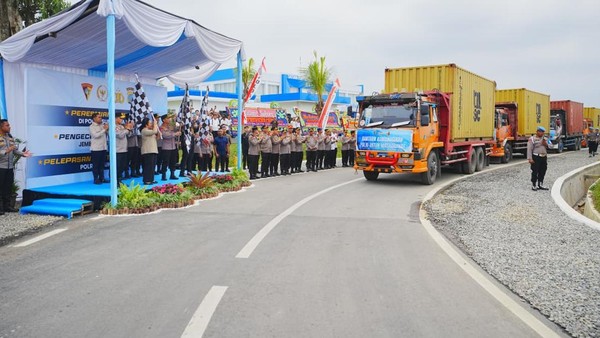 kapolri jenderal listyo sigit prabowo bersama ketua komisi iv dpr ri siti hediati hariyadi melepas bantuan kemanusiaan polri s 1771069042419 169