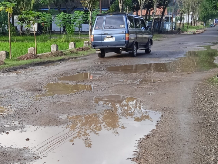 jelang lebaran kondisi jalan purworejo pacitan masih berlubang, pengendara diminta hati-hati 11 IMG 20250704 WA01041
