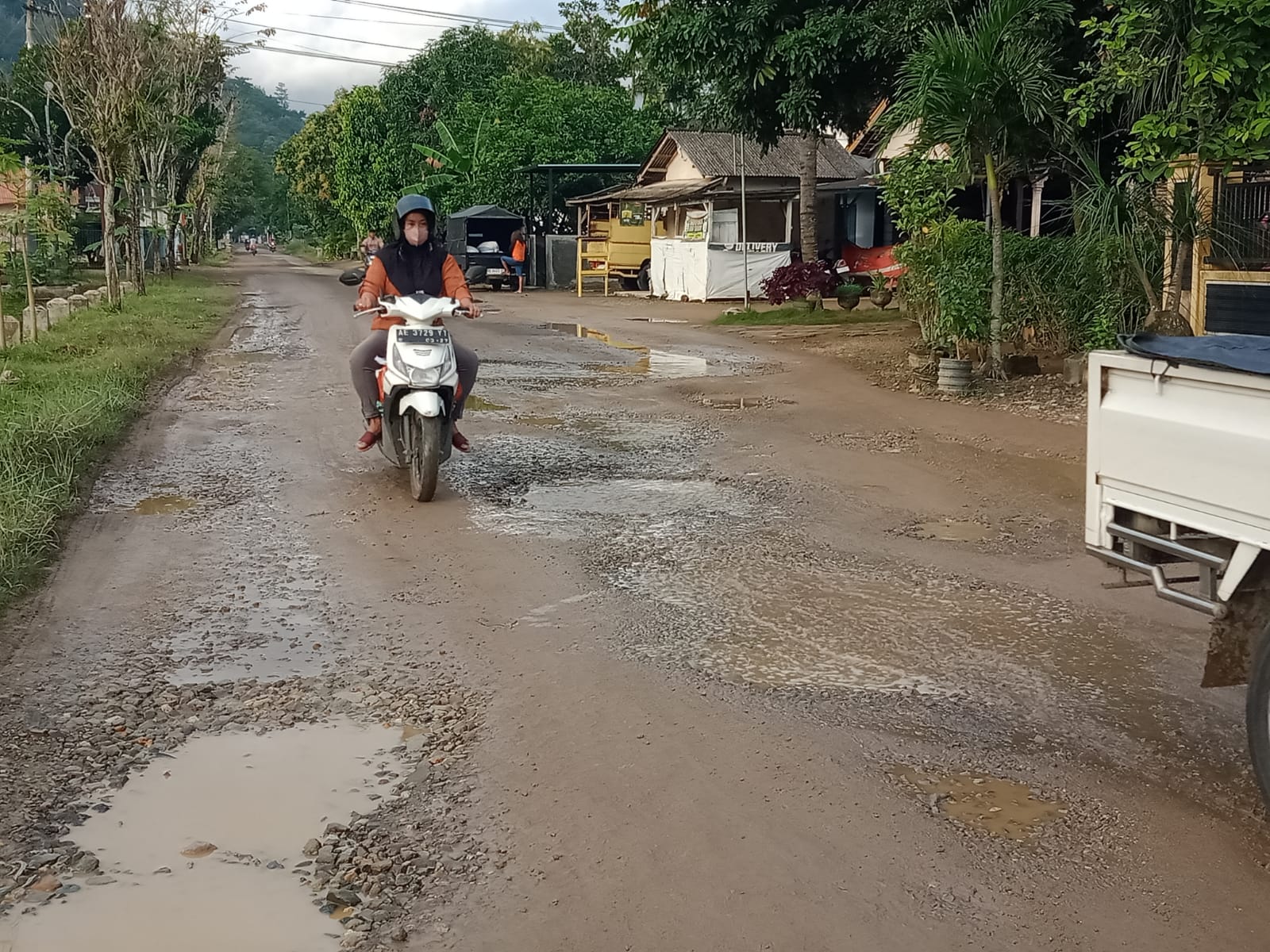jelang lebaran kondisi jalan purworejo pacitan masih berlubang, pengendara diminta hati-hati 12 IMG 20250821 WA0143