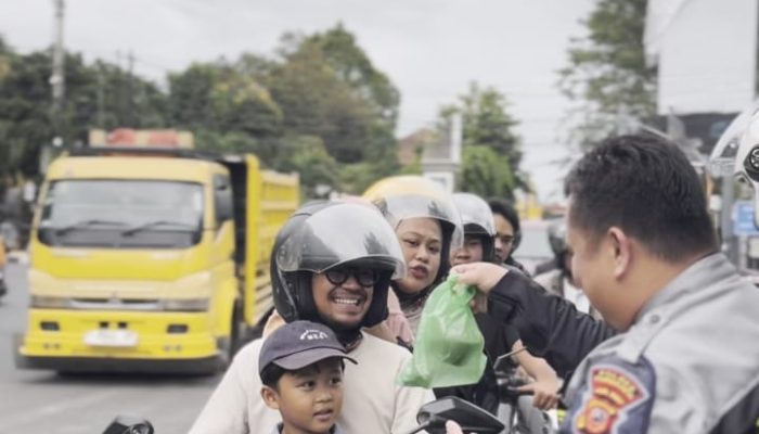 Polri Yang Humanis, BM Satlantas Polres Purwakarta Bagikan Takjil Ke Masyarakat