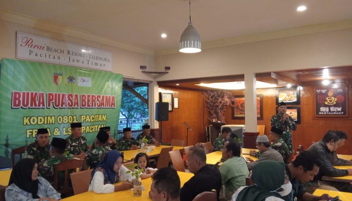 Hangatnya Ramadan di Tepi Pantai, Kodim 0801 Pacitan Eratkan Silaturahmi Bersama Jurnalis dan LSM