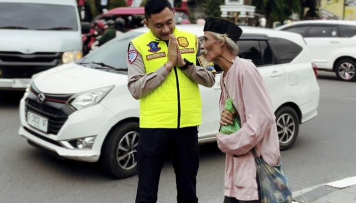 Tebar Kebahagiaan Di Bulan Suci Ramadhan, Unit Turjawali Satlantas Polres Purwakarta Bagikan Takjil