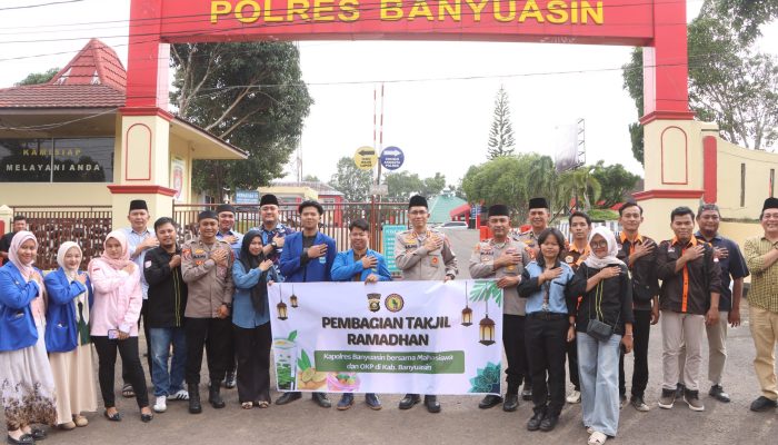 Sinergi dan Kepedulian, Polres Banyuasin Bagikan Takjil Bersama Mahasiswa dan OKP