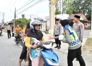 200 Paket Takjil Dibagikan Polres Aceh Timur untuk Pengguna Jalan*