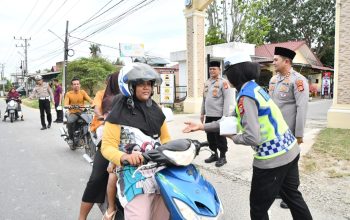 200 Paket Takjil Dibagikan Polres Aceh Timur untuk Pengguna Jalan*