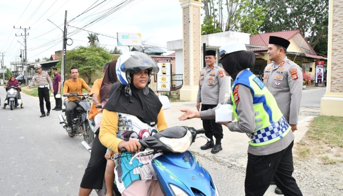 200 Paket Takjil Dibagikan Polres Aceh Timur untuk Pengguna Jalan*