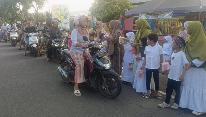 TK Negeri Pembina Ngadirojo Pacitan Berbagi Takjil, Ajarkan Anak Arti Kepedulian di Bulan Ramadan