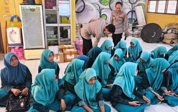 Dorong Literasi Digital, Satbinmas Polres Aceh Timur Sosialisasi E-Learning di SMPN 1 Peureulak*