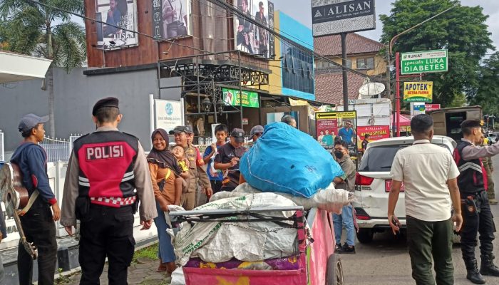 Ciptakan Ketertiban Kota, Sat Samapta Polres Purwakarta Bersama Satpol PP Tertibkan Anak Jalanan dan Gelandangan