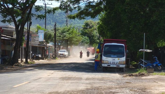 Proyek Urugan di Depan Makam Kucur Sidoharjo Pacitan Picu Keluhan Pengguna Jalan