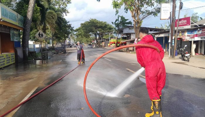 Pelaksana Proyek Urugan di Depan Makam Kucur Sidoharjo Pacitan Tanggapi Keluhan Debu, Janji Tingkatkan Penyiraman Jalan