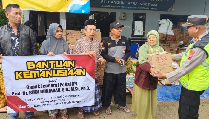 Polsek Jatinegara Salurkan Bantuan dari Budi Gunawan untuk Pengungsi Tanah Bergerak Desa Padasari