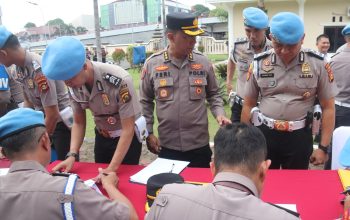 Kapolda Sumsel Periksa Senpi Personel saat Apel Pagi