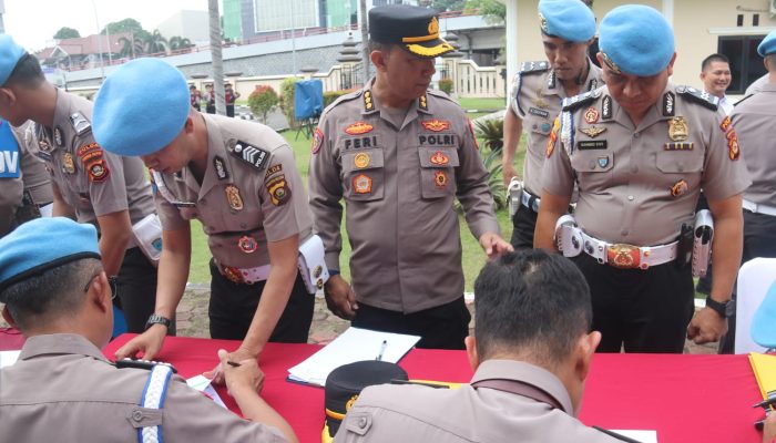 Kapolda Sumsel Periksa Senpi Personel saat Apel Pagi
