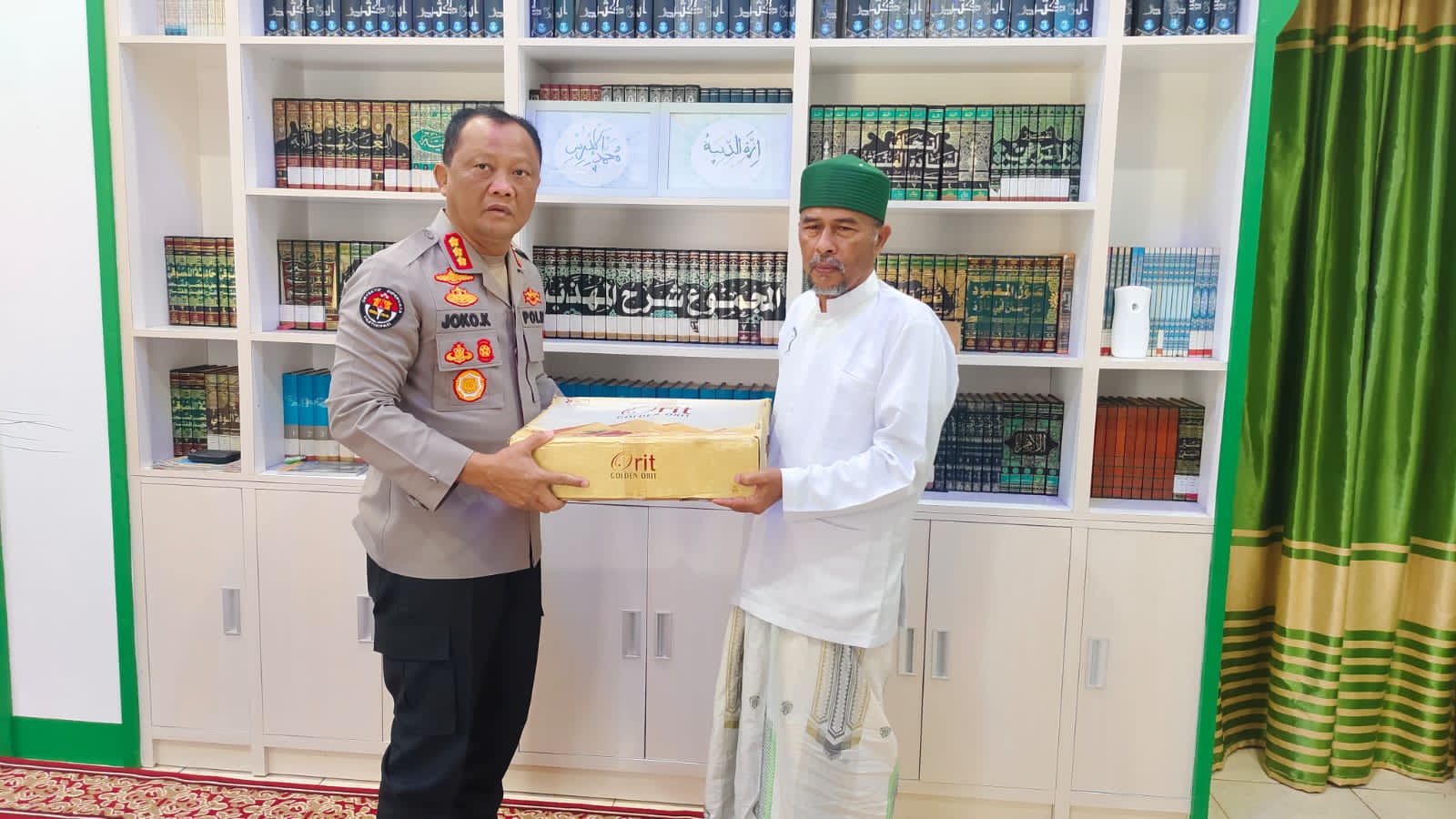 Silaturahmi di Bulan Ramadan ke Pesantren Markaz Al-Ishlah Al-Aziziyah, Kabid Humas Salurkan Kurma Bantuan Kapolda Aceh