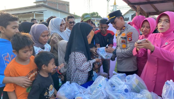Hangatkan Ramadhan, Kapolres Purwakarta Bersama Bhayangkari Bagikan Takjil di Test Area Masjid Al-Magfirah