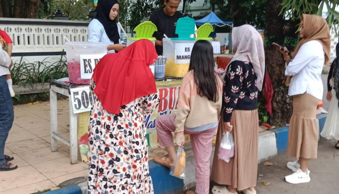 Striker Andalan PSIR Rembang Jualan Es Buah di Pinggir Jalan Pacitan Usai Klubnya Didiskualifikasi, Nasib Pemain Liga Indonesia Dipertanyakan