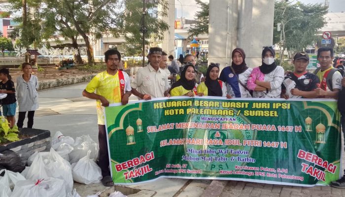*Wasit Juri Dan Sekretaris Umum IPSI Kota Palembang (SUM-SEL) Berbagi 500 Takjil di Simpang Lampu Merah Polda Sumsel* 