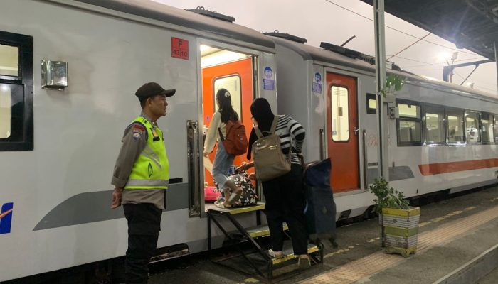 Polres OKU Bantu Penumpang Tertinggal Kereta di Stasiun Baturaja