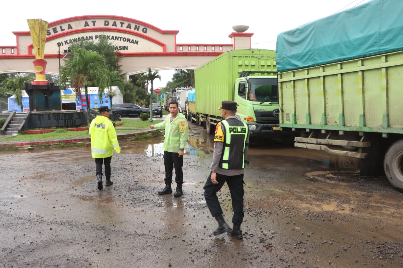 polres banyuasin kandangkan truk tonase besar yang ngeyel beroperasi di musim mudik 8 Polres Banyuasin Kandangkan Truk Tonase Besar yang Ngeyel Beroperasi di Musim Mudik