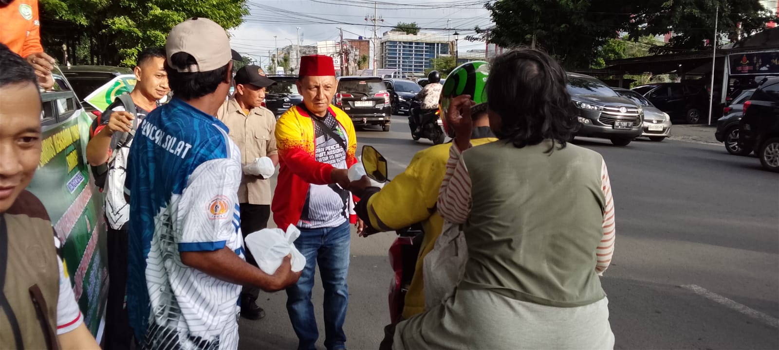 kembali ipsi sumsel dan wasit juri bagikan takjil di simpang lampu merah radial palembang* 10 IMG 20260314 WA0170