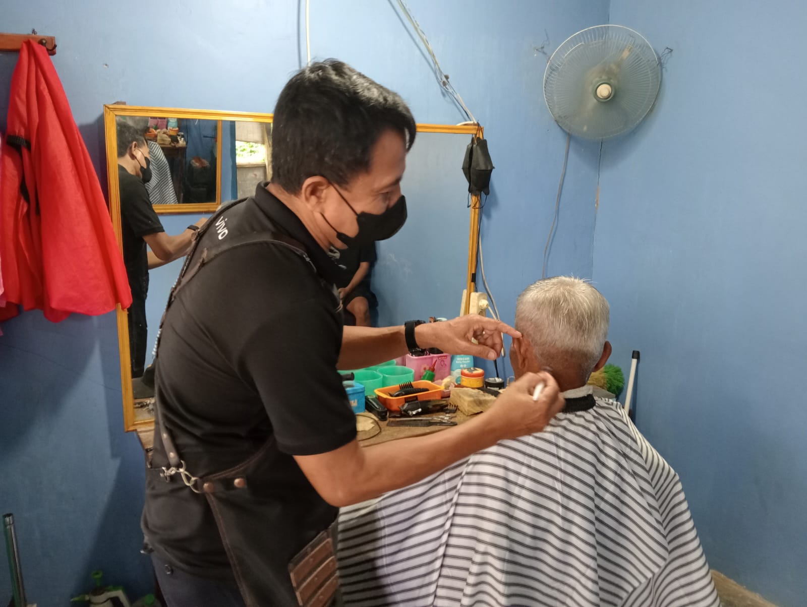 potong rambut pak tu jadi favorit warga pacitan jelang lebaran, omzet meningkat selama ramadan 11 IMG 20260315 WA0074