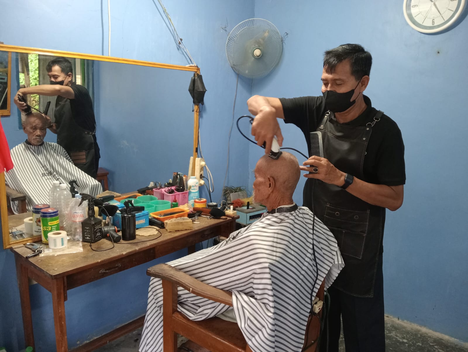 potong rambut pak tu jadi favorit warga pacitan jelang lebaran, omzet meningkat selama ramadan 12 IMG 20260315 WA0075
