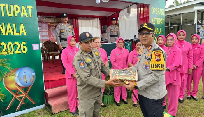 Kapolres Mukomuko dan Ketua Bhayangkari Tinjau Serta Salurkan Bingkisan ke 5 Pos Pengamanan dan Pelayanan Polres Mukomuko