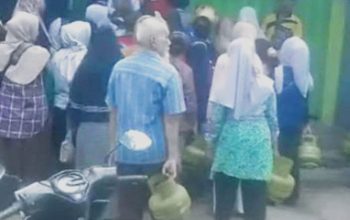 Rakyat Dipaksa Percaya? Gas LPG 3 Kg yang Katanya Aman, Tapi Warga Pacitan Keliling Bawa Tabung Kosong!