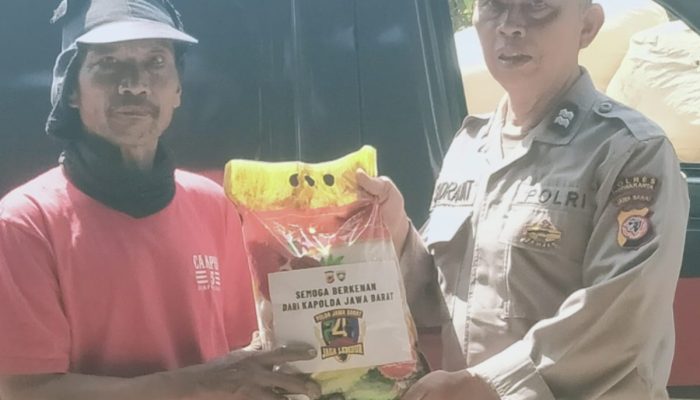 Kepedulian Polri, Sat Binmas Polres Purwakarta Salurkan Bantuan Beras untuk Kaum Dhuafa Dari Kapolda Jabar