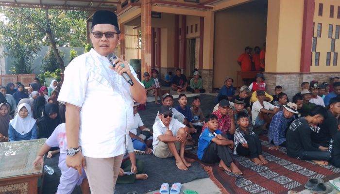 Dirut PT Dua Sahabat Blangu Bagikan Zakat Mal dan Santunan Anak Yatim