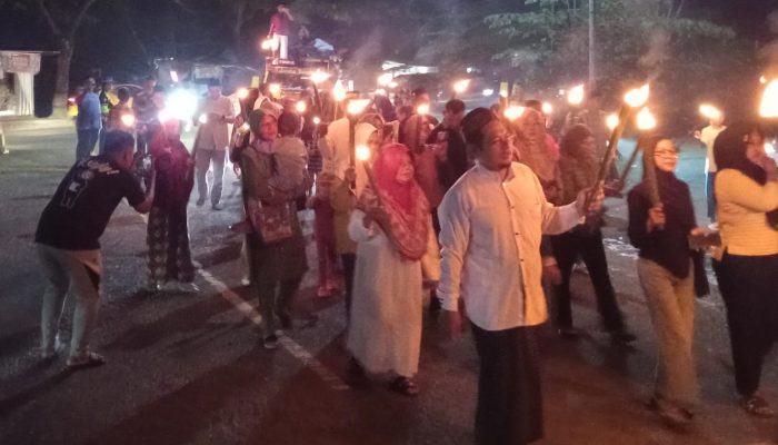 Ratusan Warga Lingkungan Kampung Baru Sirnoboyo Pacitan Tumpah Ruah Sambut Hari Raya Idul Fitri dengan Takbir Keliling