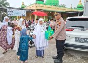 Polsek Kandis Tebar Kepedulian Lingkungan, Bagikan 100 Bibit Pohon Usai Sholat Idul Fitri 1447 H