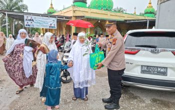 Polsek Kandis Tebar Kepedulian Lingkungan, Bagikan 100 Bibit Pohon Usai Sholat Idul Fitri 1447 H